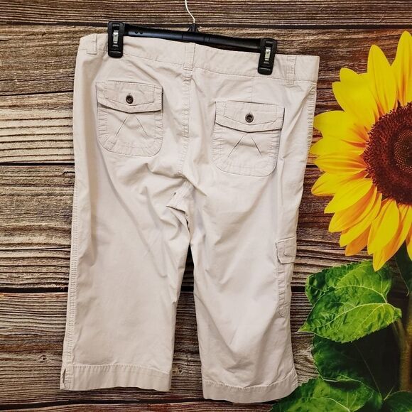 Dockers sand color mid rise curvy capris Pre-owned - Picture 2 of 6